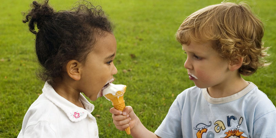 Bambini con gelato