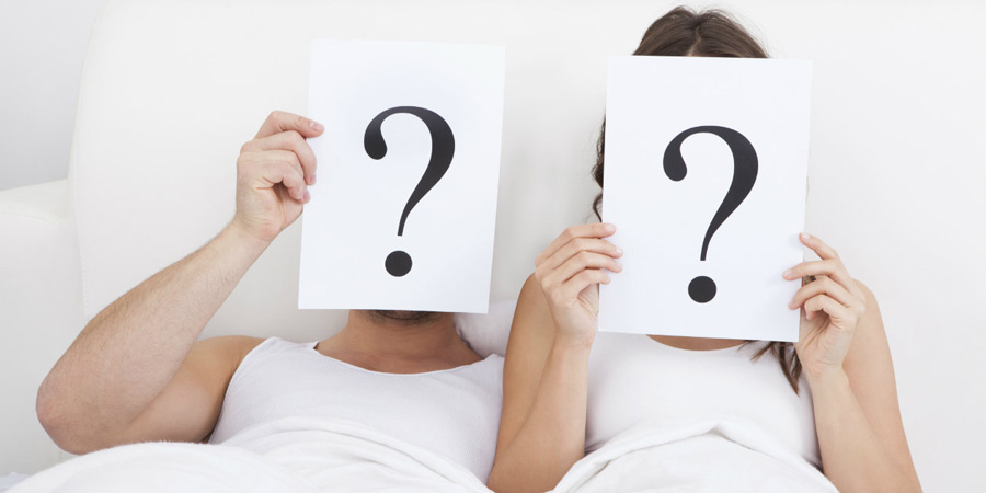 Coppia con punti interrogativi