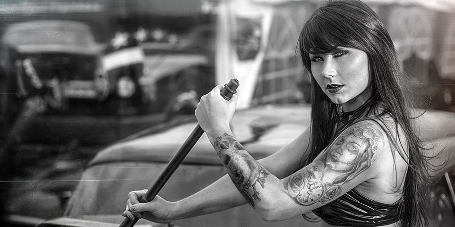 Ragazza con barra di officina