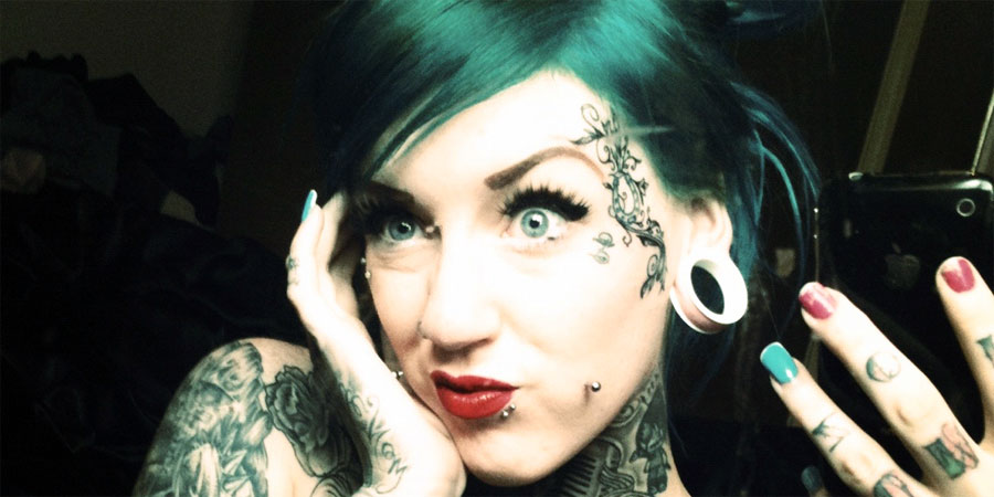 Ragazza con tatuaggi